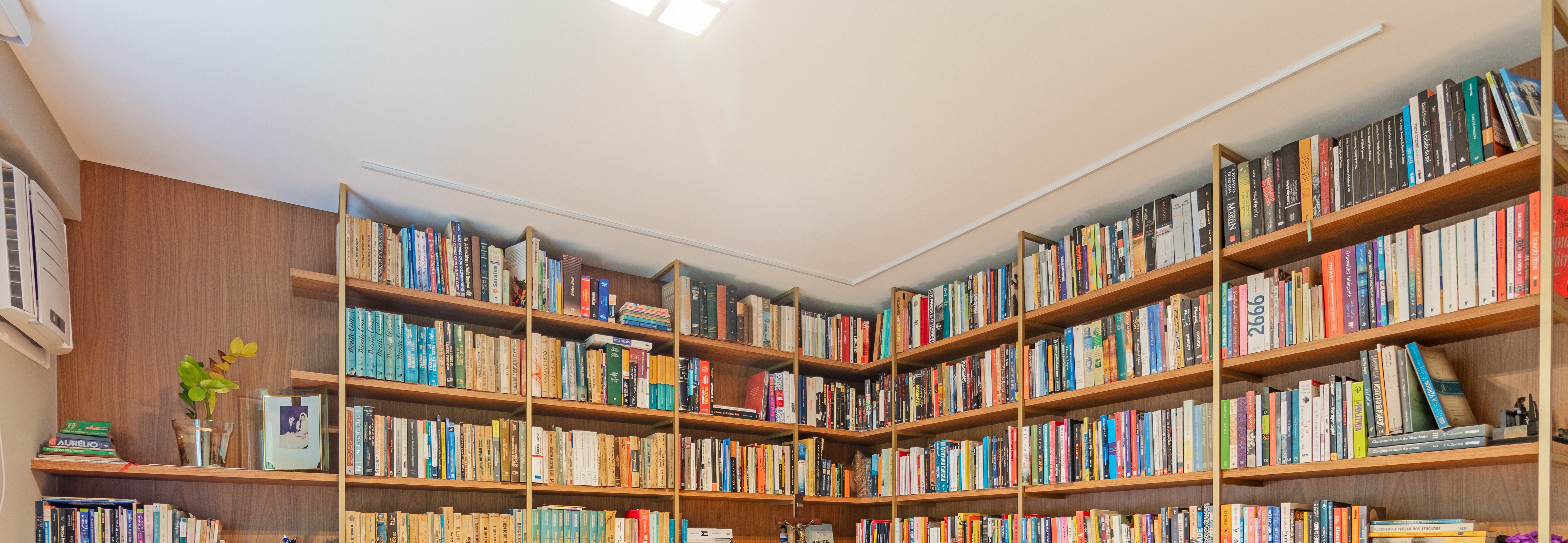 Biblioteca com marcenaria sob medida, projeto Oxí